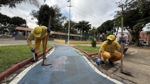 Cuidados serão realizados na Vila Mathias, Castelo, Marapé, Ilha Diana e Morro São Bento - foto:Marcela Biasi dois homens fazem manutenção em guia de área verde. #paratodosverem