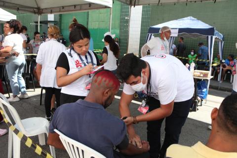 Atendimentos ocorrem mensalmente em Santos. Fotos: Carlos Nogueira pessoa passa em atendimento