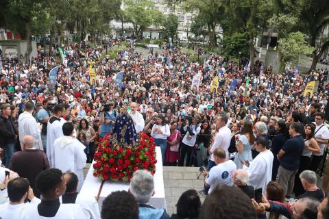Após a missa, a imagem seguiu até a escadaria do Paço Municipal, onde foi realizada a cerimônia de renovação da consagração. Fotos: Raimundo Rosa pessoas participando da missa na praça mauá #paratodosverem