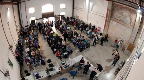 Para participar das entrevistas, é obrigatório retirar previamente a carta de encaminhamento. Fotos: Francisco Arrais pessoas aguardando atendimento no resolve aqui #paratodosverem