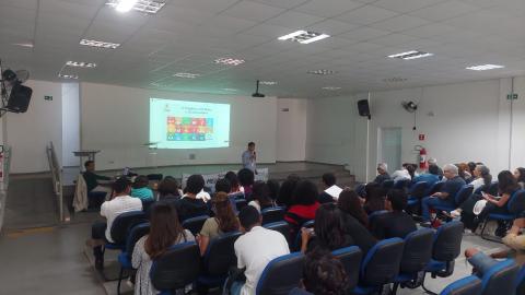 homem faz apresentação #paratodosverem