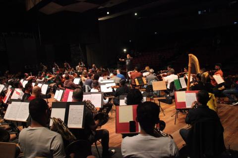 Repertório reúne obras marcantes da música erudita de diferentes estilos e períodos. Foto: Carlos Nogueira/arquivo orquestra em apresentação #paratodosverem