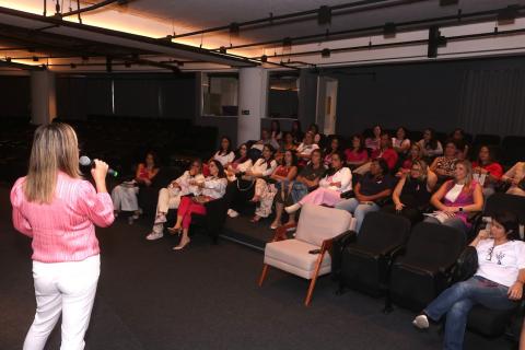 Iniciativa promoveu reflexões sobre a saúde da mulher, a prevenção do câncer de mama, a gestão das emoções e a importância do autocuidado. Fotos: Francisco Arrais mulheres assistem palestra #paratodosverem
