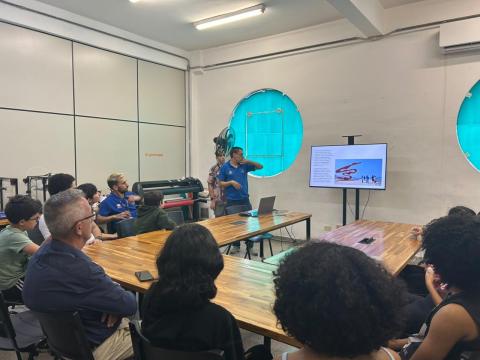 Atividade destacou o desenvolvimento dos 14 mapas táteis instalados no parque, que facilitam a orientação e o acesso de pessoas com deficiência. Foto: divulgação pessoas assistem a palestra #paratodosverem