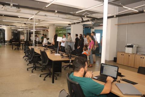 Empresas interessadas poderão realizar vistoria técnica nas salas. Foto: Raimundo Rosa/arquivo pessoas visitando o parque tecnológico #paratodosverem