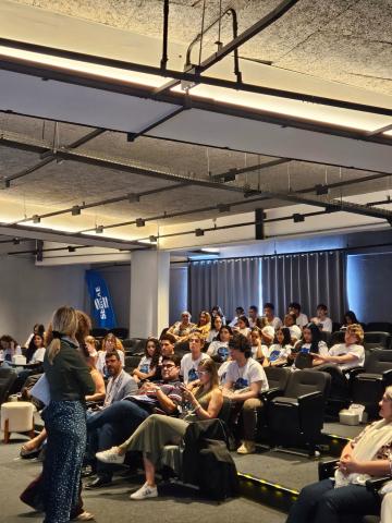 Iniciativa proporcionou experiência prática envolvendo ciência, inovação e empreendedorismo. Foto: divulgação estudantes acompanham palestra #paratodosverem