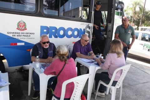 Procon-Santos atende em diversos pontos da Cidade e na unidade móvel. Fotos: Carlos Nogueira pessoas no atendimento na van móvel do procon #paratodosverem