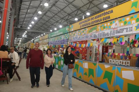 Programação reúne shows musicais, apresentações infantis, gastronomia típica de inverno e muito mais. Foto: Raimundo Rosa pessoas andando na festa #paratodosverem