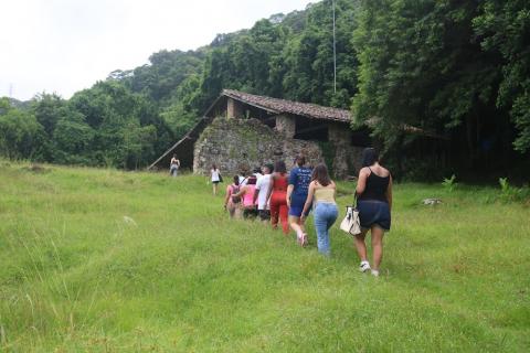 pessoas caminhando no engenho #paratodosverem