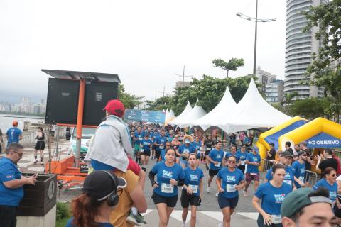 Motivação da prova é contribuir com hospital que atende crianças com câncer- fotos: Raimundo Rosa pessoas correm em avenida. #paratodosverem