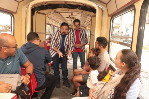 A dupla Emerson e Thiago alegrou o passeio. Foto: Raimundo Rosa Mágicos no Bonde Brincar. #Paratodosverem