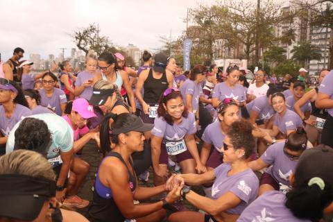 Prova só para elas reuniu gerações e formou espírito coletivo - fotos: Raimundo Rosa mulheres uniformizadas fazem aquecimento para corrida. #paratodosverem