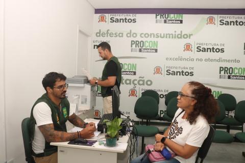 Órgão oferece atendimento presencial e canais virtuais. Fotos: Raimundo Rosa pessoa sendo atendida no procon #paratodosverem