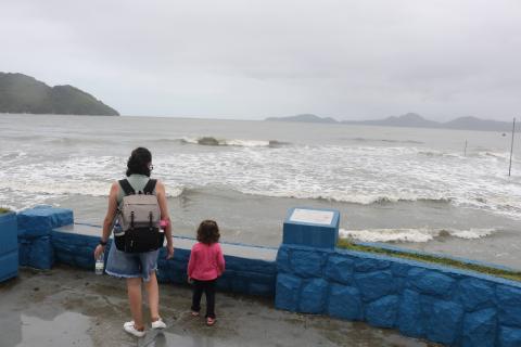 Defesa Civil orienta a população a não entrar em áreas alagadas. Foto: Raimundo Rosa/arquivo mar avançando em ressaca #paratodosverem