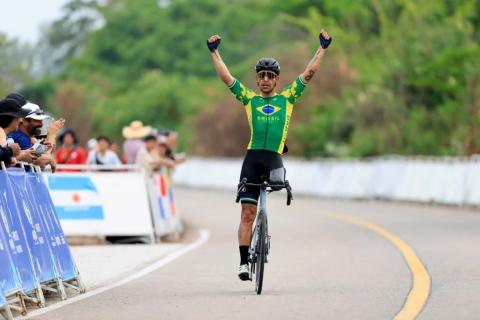 Roberto Neto é destaque na classe C2. Foto: Marcello Zambrana/CPB Ciclista comemora ouro nos Jogos Parasul-Americanos. #Paratodosverem