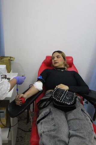 Todo o material utilizado na coleta é descartável, garantindo a segurança do procedimento. Fotos: Carlos Nogueira moça doando sangue. #Paratodosverem