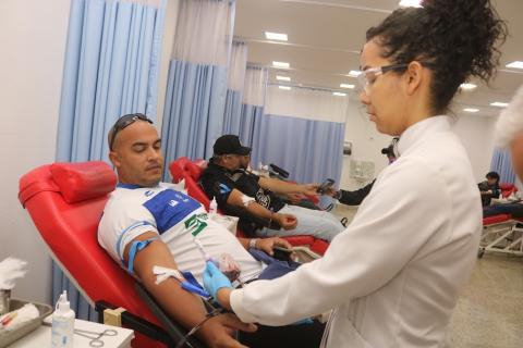 pessoas doando sangue #paratodosverem