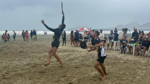 Campeonato teve grandes disputas e um ambiente de confraternização. Foto: Divulgação Final do Santos Open Beach Tennis. #Paratodosverem