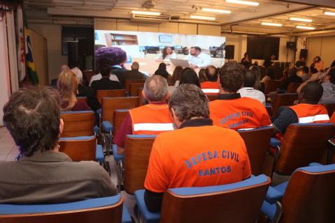Encontro reuniu especialistas e representantes de diferentes setores para discutir ferramentas e estratégias de enfrentamento pessoas assistindo ao seminário #paratodosverem