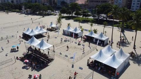 Arena será montada na Praia do Gonzaga. Foto: Divulgação Imagem da arena de beach tennis. #Paratodosverem