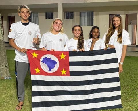 5 jovens representam Santos na seletiva. Foto: Divulgação Equipe santista de surfe de base. #Paratodosverem