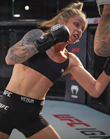 Tainara Lisboa é bicampeã mundial de muay Thai. Foto: Divulgação Lutadora do UFC Tainara Liboa. #Paratodosverem