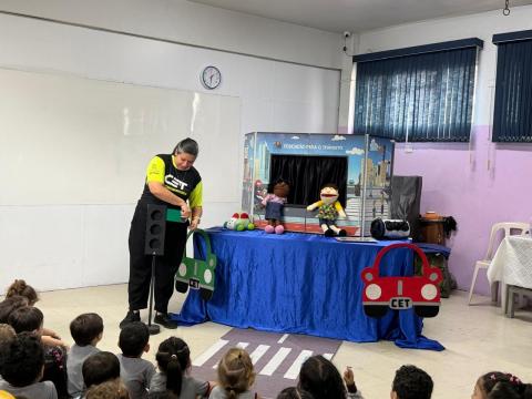 Iniciativa usa teatro, música e dinâmicas educativas para estimular a participação das crianças no aprendizado. Fotos: divulgação crianças acompanhando o teatro #paratodosverem