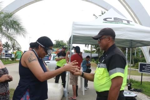 Proposta proposta é demonstrar como beber pode comprometer a visão, o equilíbrio e a noção de espaço. Fotos: Raimundo Rosa e Carlos Nogueira mulher usa óculos para simular desatenção no trânsito #paratodosverem