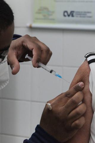 Ação destaca, principalmente, a imunização contra a gripe. Foto: Carlos Nogueira pessoa vacinada no braço #paratodosverem