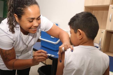 Em 2025, aplicação foi estendida para escolas estaduais - foto: Raimundo Rosa/arquivo mulher vacina criança uniformizada. #paratodosverem