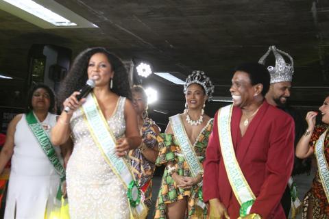 Oficialização marcou abertura do Santos Arte Preta. Fotos: Carlos Nogueira três pessoas se apresentando. uma mulher com microfone em mãos #paratodosverem