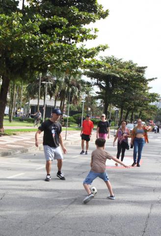 Haverá espaço para corrida, caminhada, ciclismo, skate e patins, além de atrações para toda a família. Foto: Carlos Nogueira pessoas na orla caminhando e jogando futebol #paratodosverem