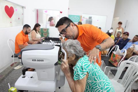 Ação inédita realizou 450 exames; óculos serão entregues em até 60 dias - fotos: Carlos Nogueira mulher coloca rosto em máquina de exame de vista. #paratodosverem