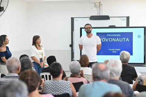 idosos acompanhando as aulas #paratodosverem