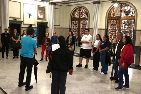 No Paço Municipal, público conheceu espaços como o saguão principal e o Salão Nobre Esmeraldo Tarquínio. Foto: Francisco Arrais pessoas em círculo no paço #paratodosverem
