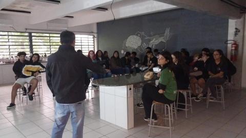 Alunos puderam conhecer e discutir desafios socioambientais da região - foto: divulgação homem de costas fala a estudantes em sala de aula. #paratodosverem