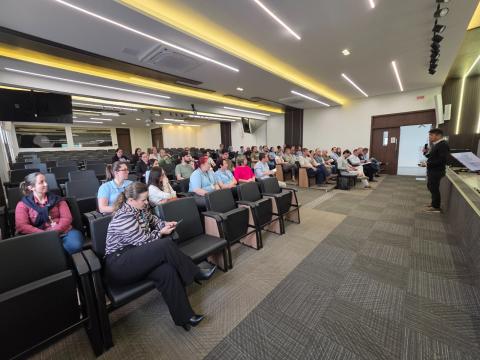 Evento em Rio do Sul discutiu incorporação dos ODS em políticas públicas - foto: divulgação pessoas assistem palestra em auditório. #paratodosverem