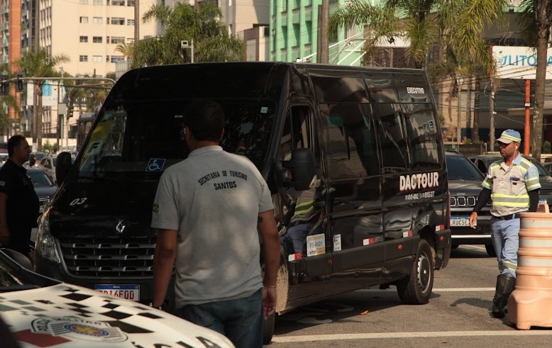 Ônibus e van de turismo são multados por estacionarem de maneira irregular  em Santos, Santos e Região