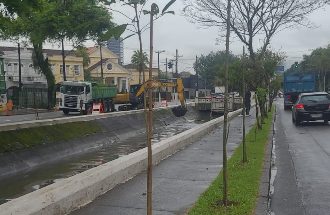 máquinas atuando na limpeza #paratodosverem