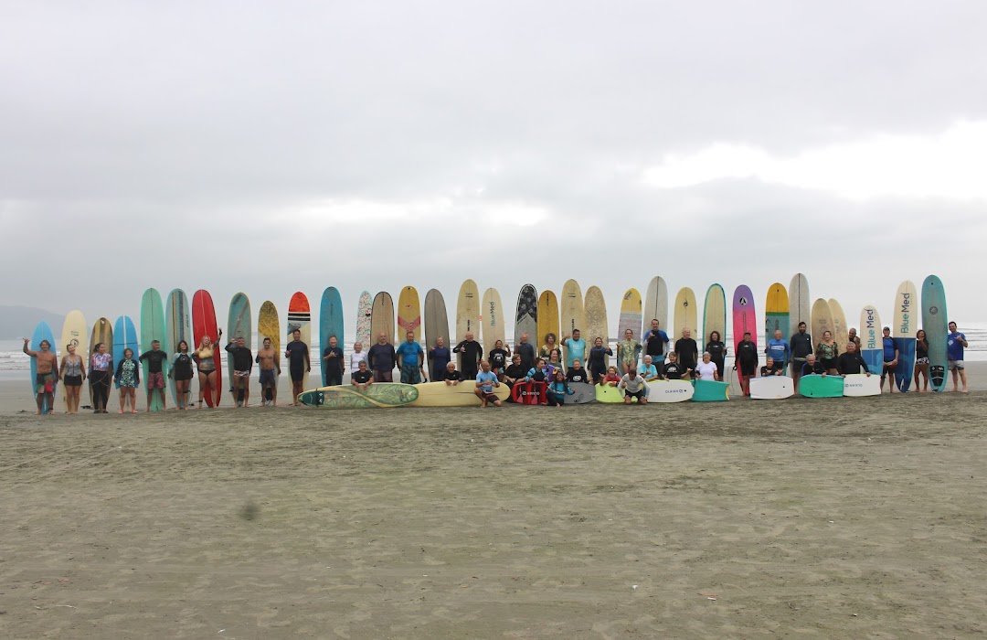 Berço do surfe, Santos usa o esporte para transformar vida de