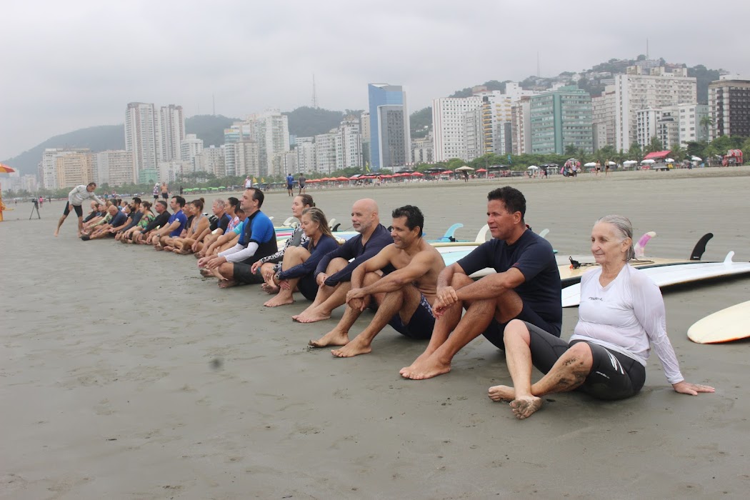 Berço do surfe, Santos usa o esporte para transformar vida de idosos e  pessoas com deficiência