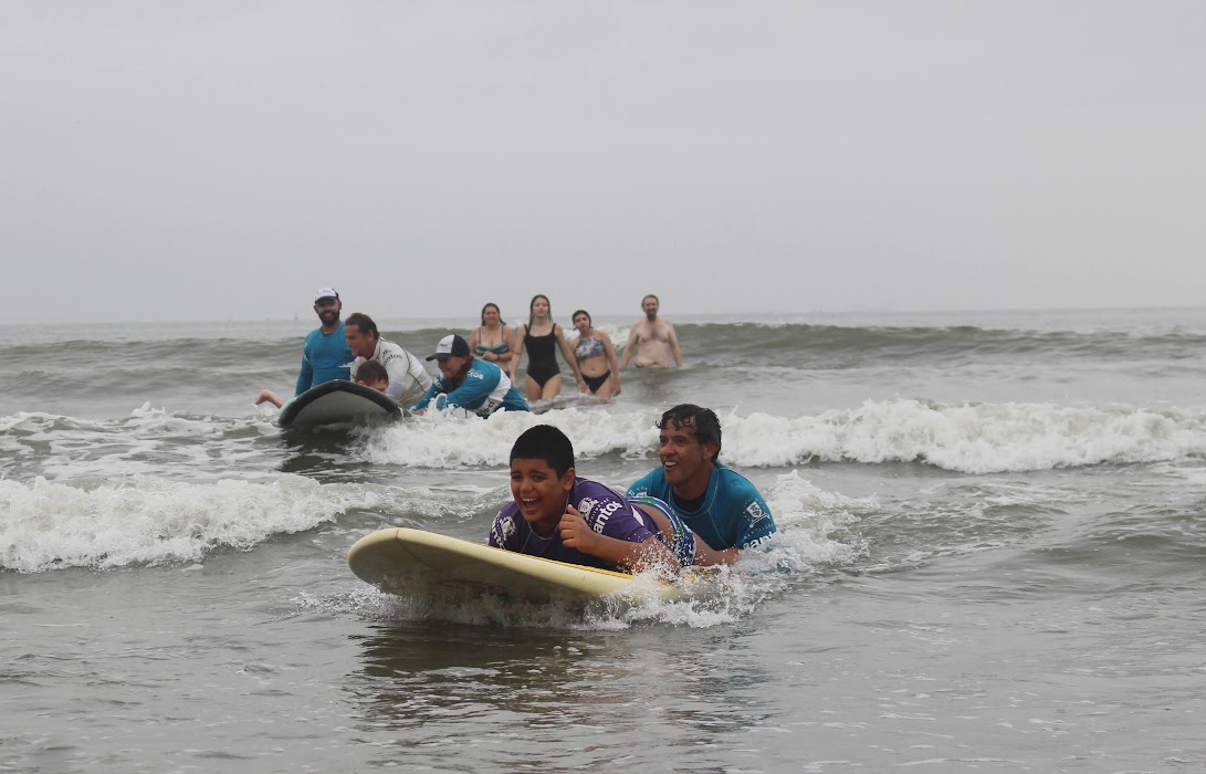 Berço do surfe, Santos usa o esporte para transformar vida de