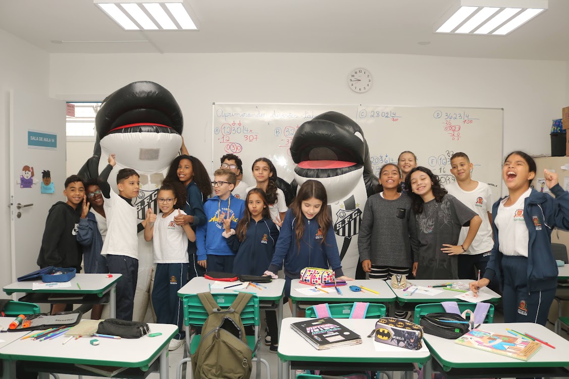 Alunos de escola municipal se empolgam com visita das mascotes do