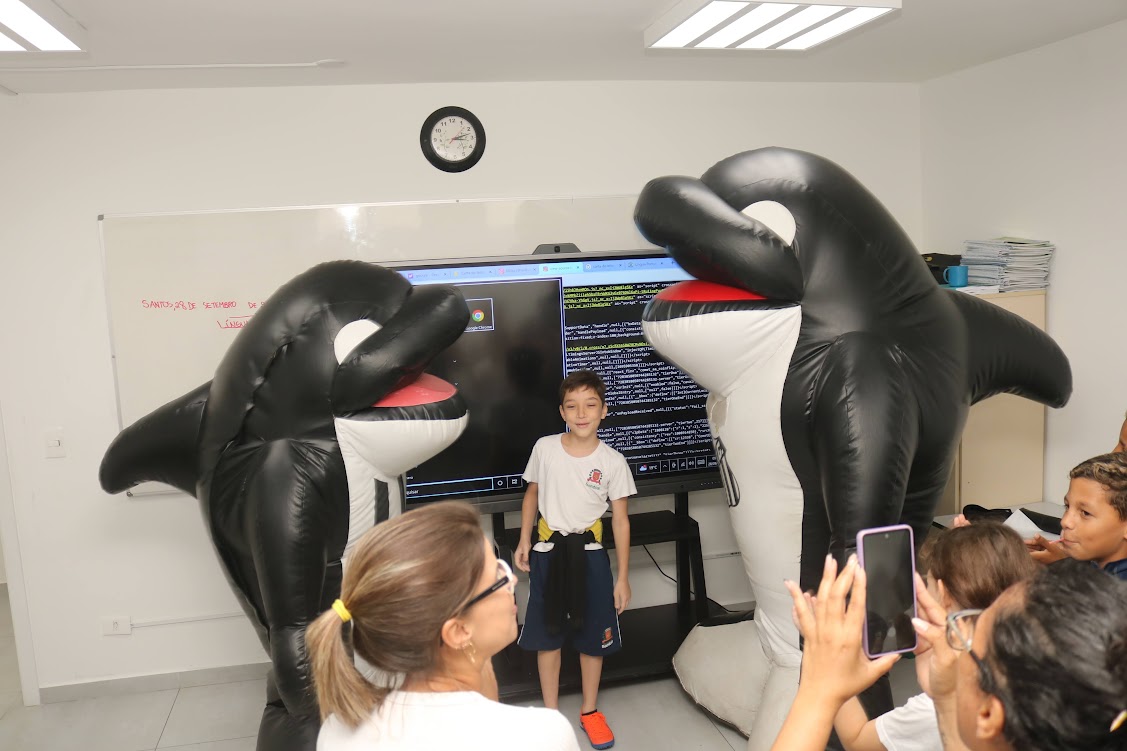 Alunos de escola municipal se empolgam com visita das mascotes do