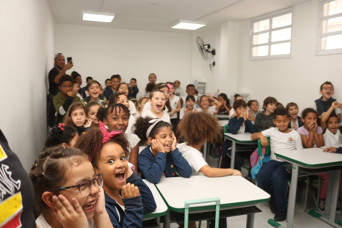 Alunos de escola municipal se empolgam com visita das mascotes do