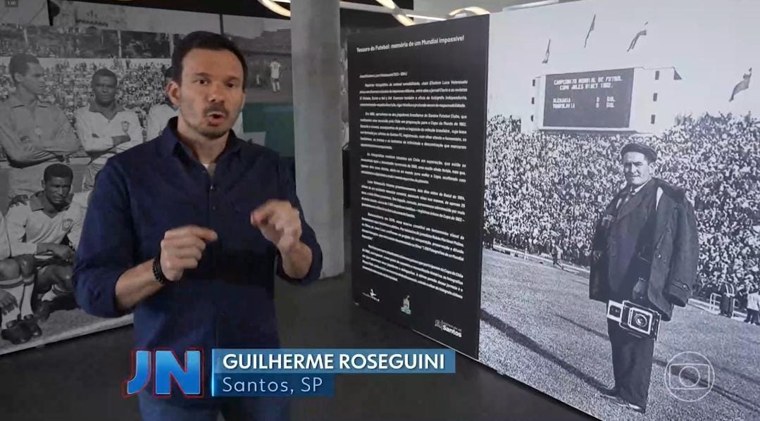Imagem do reporter do Jonal naciona no museu pelé mostando as fotos em paineis