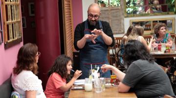 Alunos do Jean Piaget fazem sabatina com prefeito de Santos durante visita  ao Paço Municipal