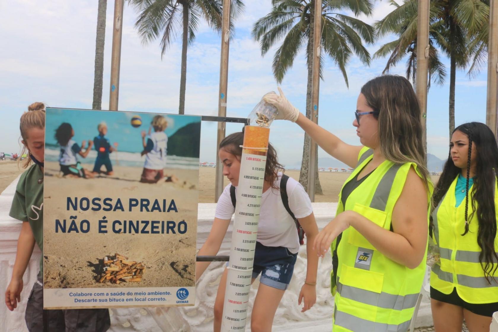 Mutirão de 470 pessoas percorre a praia de Santos e recolhe 268kg