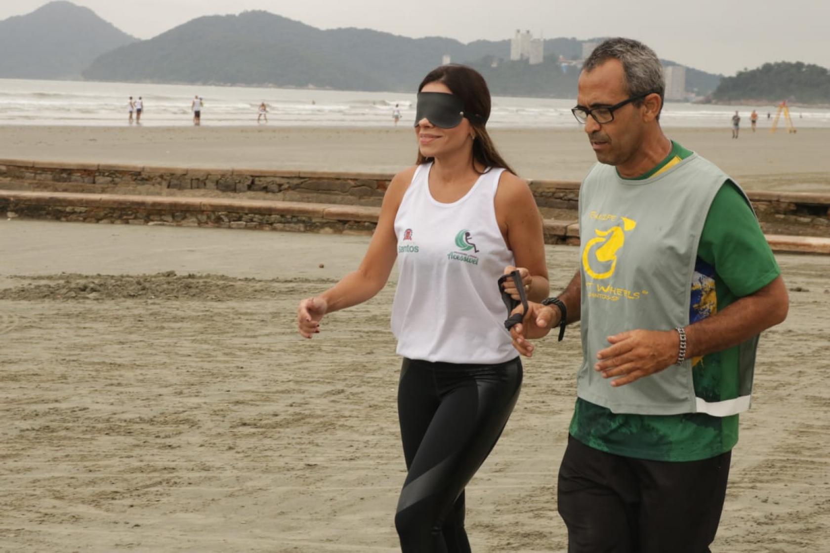 ajudada por professor, mulher corre vendada #paratodosverem