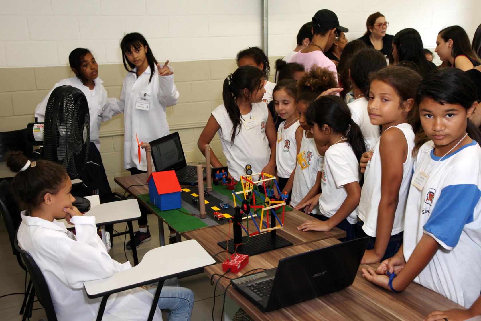 Alunos da rede municipal de Santos mostram talento com jogos, robótica e programação